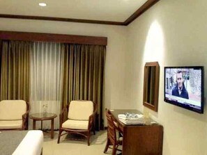 Desk, free WiFi - Paniisan Hotel (Bandung)