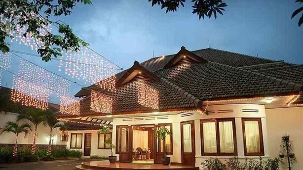Um edifício tradicional com telhado de telhas e entrada coberta.