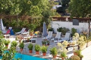 Seasonal outdoor pool, pool umbrellas, sun loungers - Nicos & Olympia Apartments (Polis)