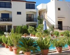 Property grounds - Nicos & Olympia Apartments (Polis)
