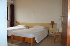 セーフティボックス (室内)、アイロン / アイロン台、WiFi (無料)