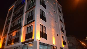 Fassade der Unterkunft – Abend/Nacht