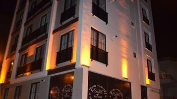 Fassade der Unterkunft – Abend/Nacht