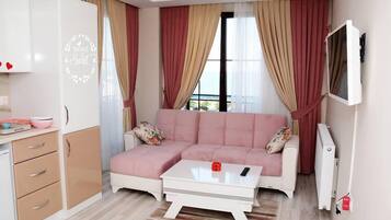 Classic-Vierbettzimmer, 1 Schlafzimmer, Meerblick, Meerseite | Wohnzimmer | Flachbildfernseher, Pay-TV