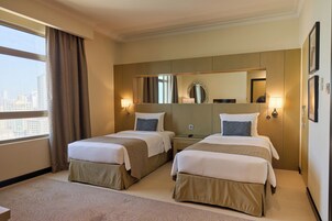 1 habitación, caja de seguridad en la habitación y escritorio