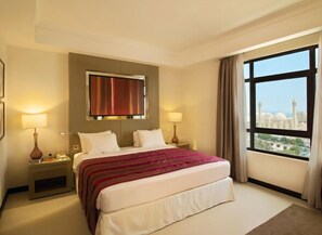 1 Schlafzimmer, Zimmersafe, Schreibtisch, Bügeleisen/Bügelbrett