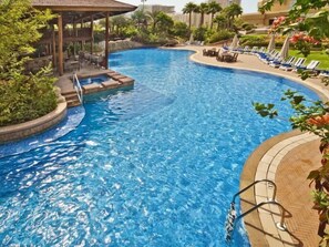 Outdoor pool - Gulf Executive Residence (Manama)