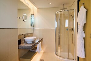 Shower, slippers, towels - Gulf Executive Residence (Manama)