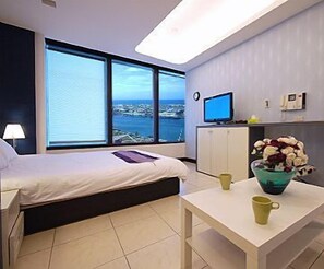 Desk, blackout drapes, free WiFi - 85 Love Apartment (Kaohsiung)