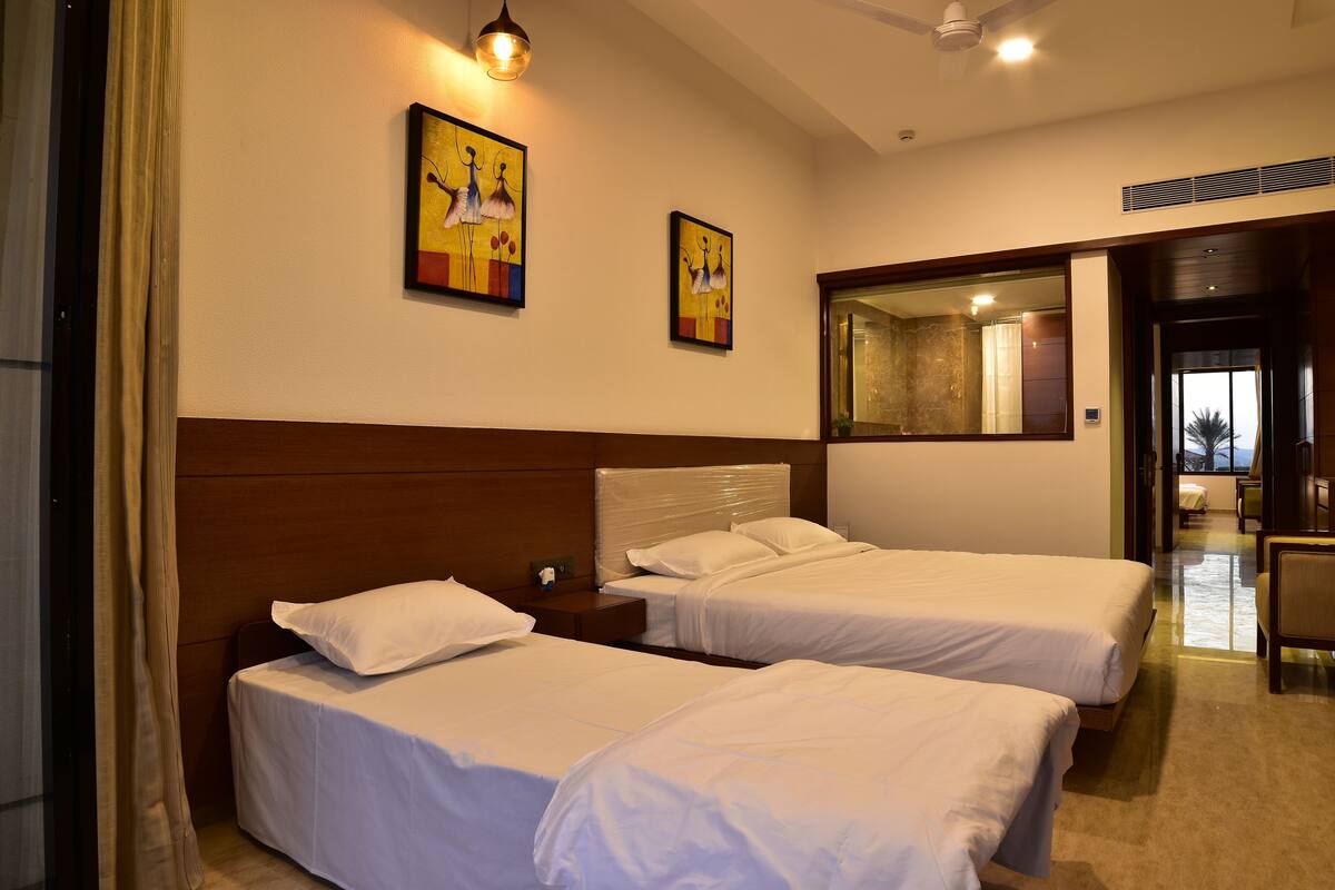 Deluxe Double Room | Premium bedding, minibar, in-room safe, desk
