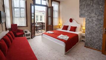 ميني بار ومكتب وتجهيزات عازلة للصوت ومكواة/لوح كي