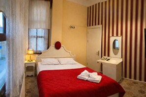 Minibar, desk, soundproofing, iron/ironing board - Yalı Hotel (Adalar)