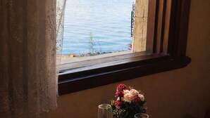 Una mesa con vistas a un horizonte urbano a través de una ventana.