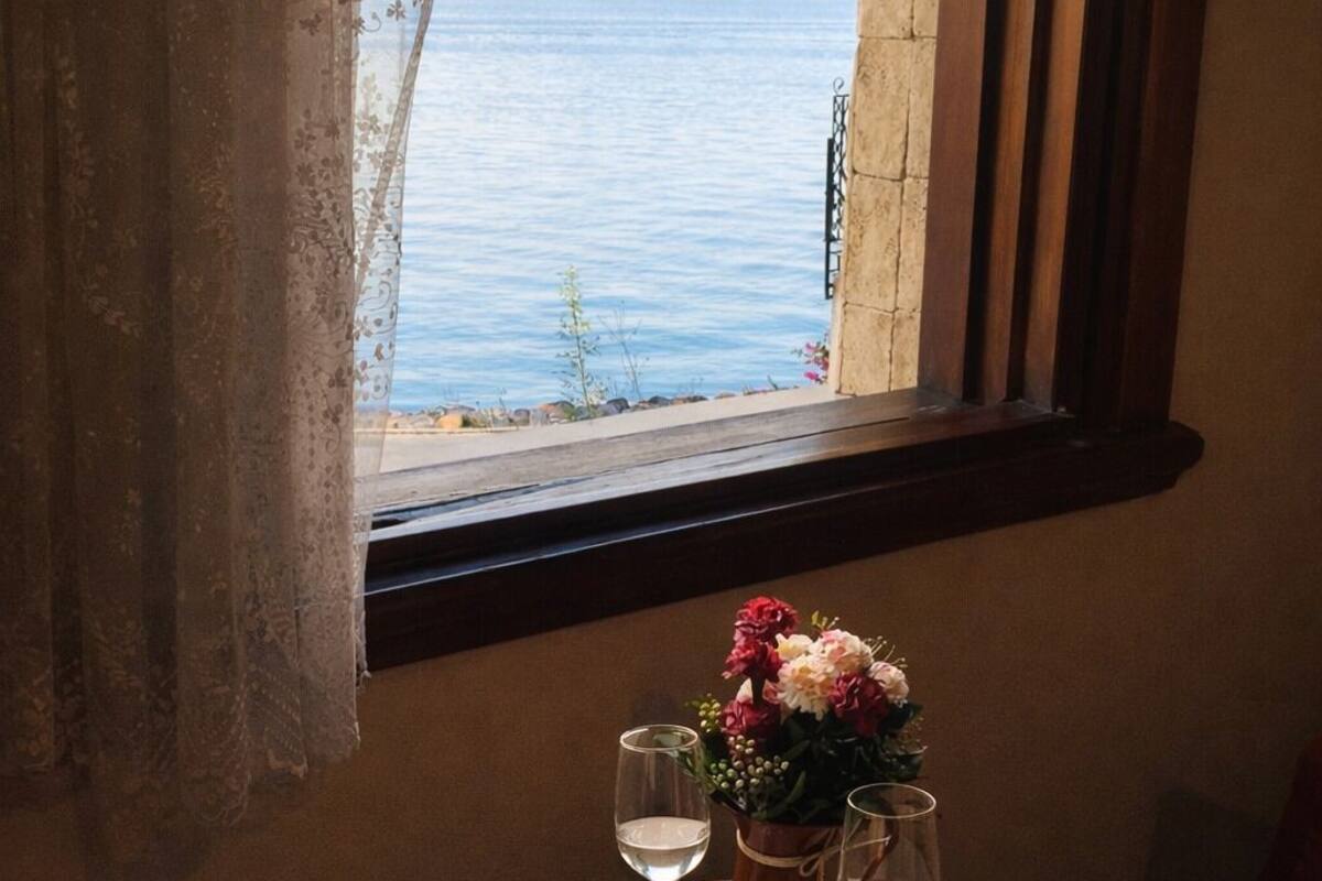 Une table placée devant une fenêtre, d’où l’on peut admirer la vue sur les gratte-ciel de la ville.