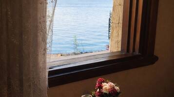 ميني بار ومكتب وتجهيزات عازلة للصوت ومكواة/لوح كي