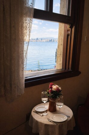 Deluxe Double Room | Minibar, desk, soundproofing, iron/ironing board - Yalı Hotel (Adalar)