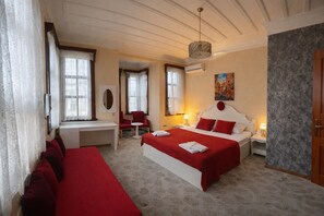 Minibar, desk, soundproofing, iron/ironing board - Yalı Hotel (Adalar)