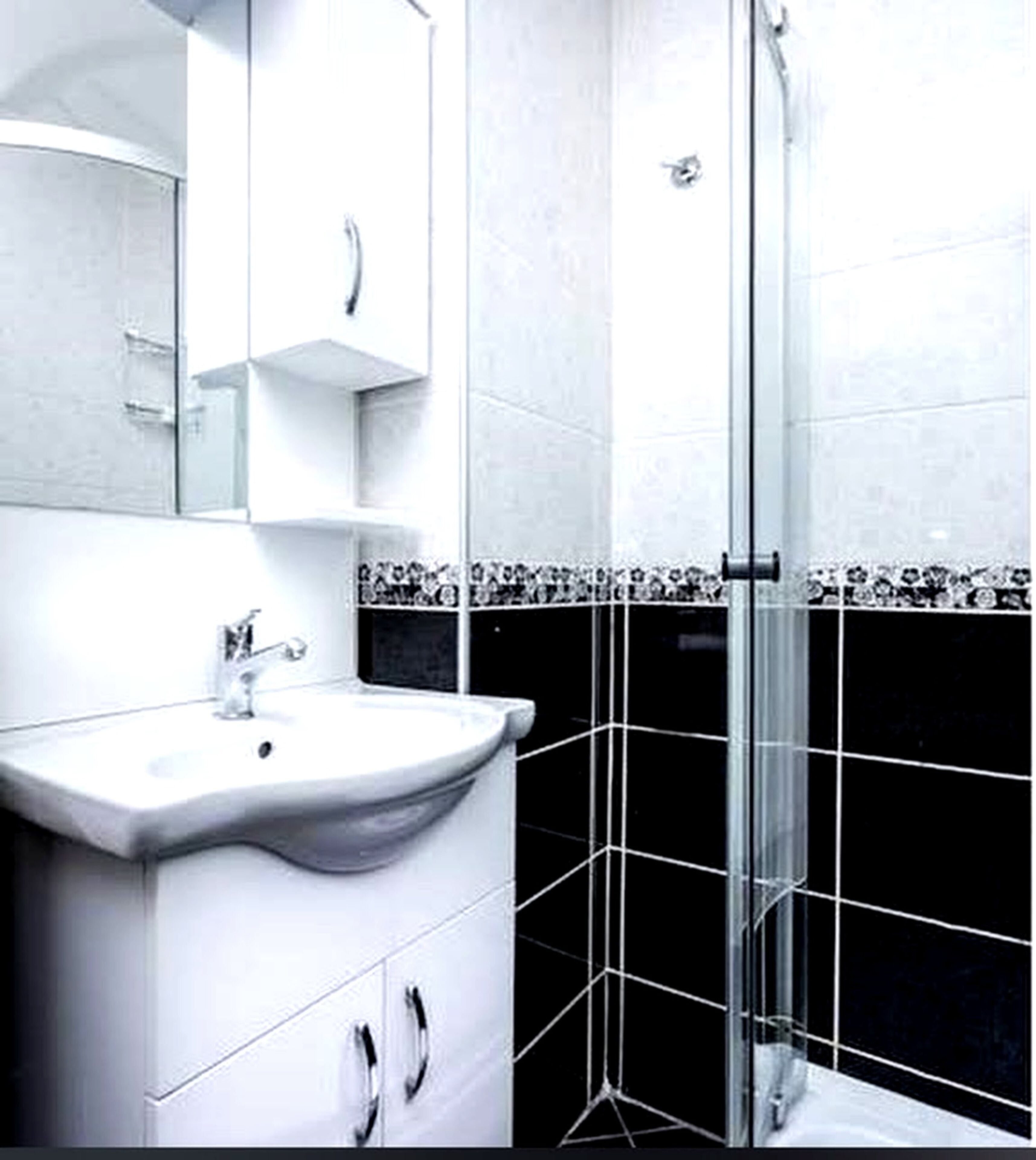 Pancuran mandi, kelengkapan dandanan diri percuma, pengering rambut 