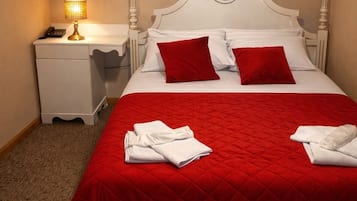 Standaard tweepersoonskamer | Een minibar, een bureau, geluiddichte muren, een strijkplank/strijkijzer