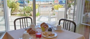 Free daily buffet breakfast - Hotel Ridens (Rimini)