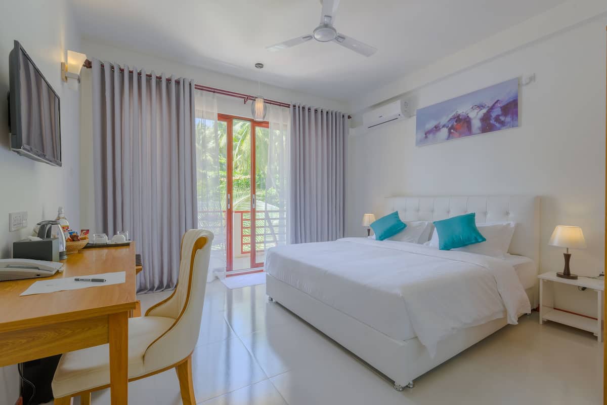 Standard Room | Bar mini, peti besi dalam bilik, meja, seterika/papan seterika 