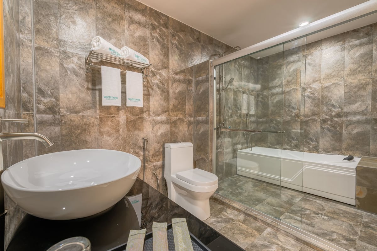 deluxe room, bathtub | bathroom shower