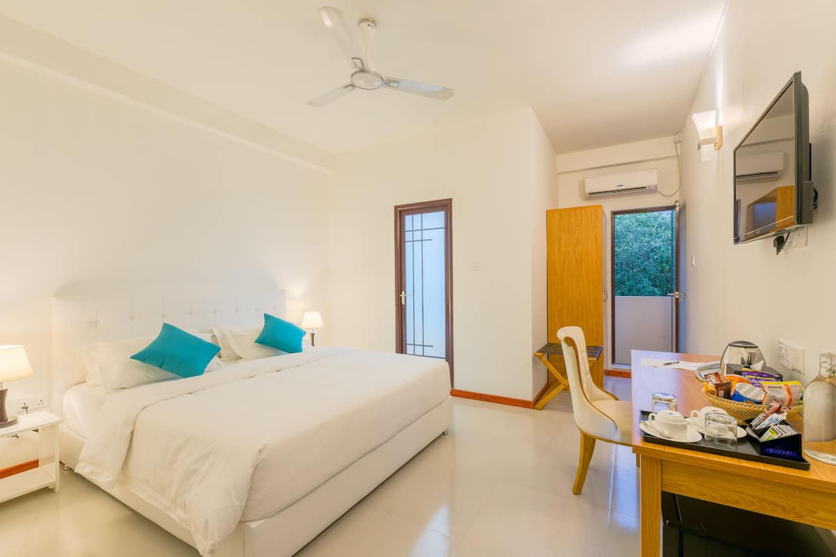 Deluxe Double Room, Balcony | Bar mini, peti besi dalam bilik, meja, seterika/papan seterika 