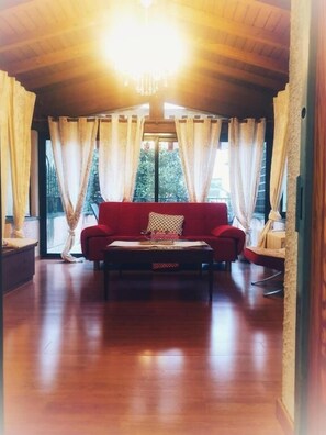 Cubrecamas, muebles diferentes, escritorio y cortinas blackout