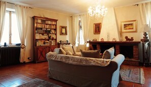 Fireplace - Villa Marisa bed breakfast and books (Pavia)
