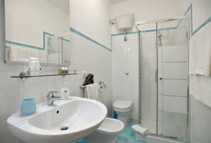 Shower, free toiletries, hair dryer, towels - Liberty Guest House (Alghero)