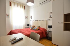 Bàn, bàn ủi/dụng cụ ủi quần áo, truy cập Internet không dây miễn phí