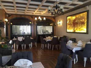 Dining - Mustang (Tirana)
