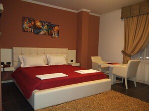 Desk, free cribs/infant beds, free WiFi - Mustang (Tirana)