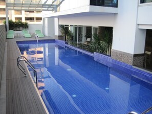 Outdoor pool, open 7 AM to 10 PM, sun loungers - Premium Residence The Currency Ortigas (Pasig)