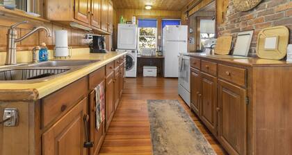 Viehättävä merenranta mökki näkymä 2 majakat