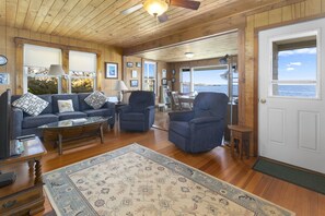 Televisio, takka, kirjoja