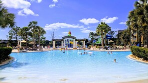 Una piscina al aire libre, una piscina climatizada