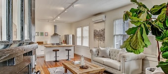 Stanton Apt A / Historic retreat 1 block to beach