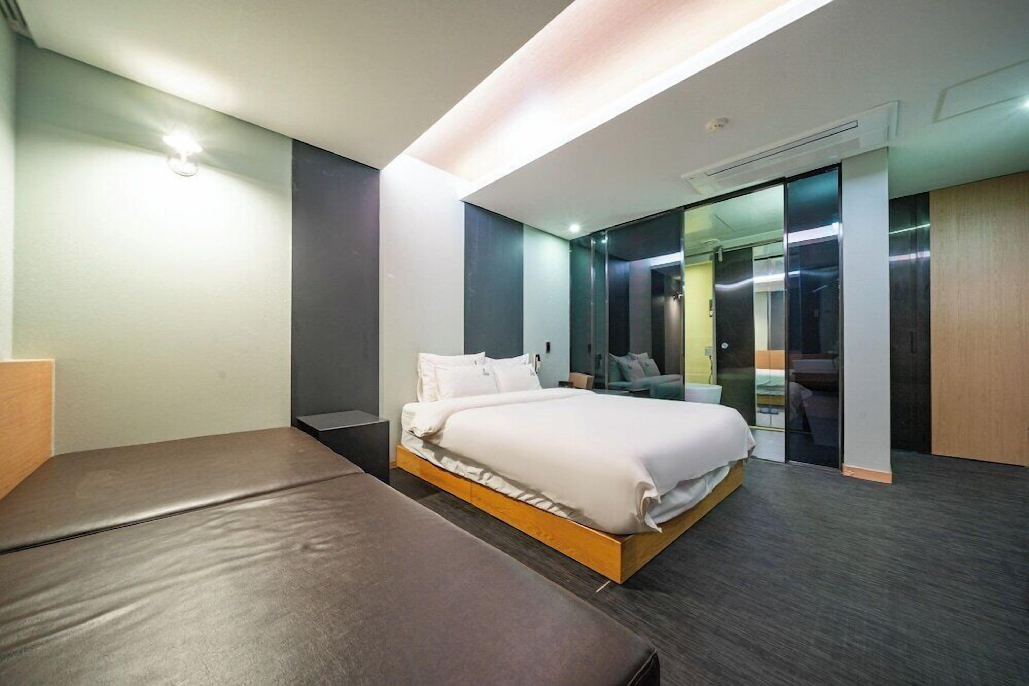 Desk, soundproofing, free WiFi, bed sheets