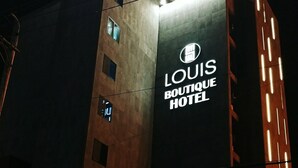 A building with the sign "LOUIS BOUTIQUE HOTEL" illuminated at night. - Louis Boutique Hotel (Changwon)