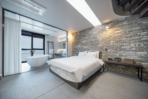 Royal Suite (Hot water - jacuzzi: extra charge) | Desk, soundproofing, free WiFi, bed sheets