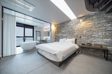 Escritorio, sistema de insonorización, wifi gratis y ropa de cama