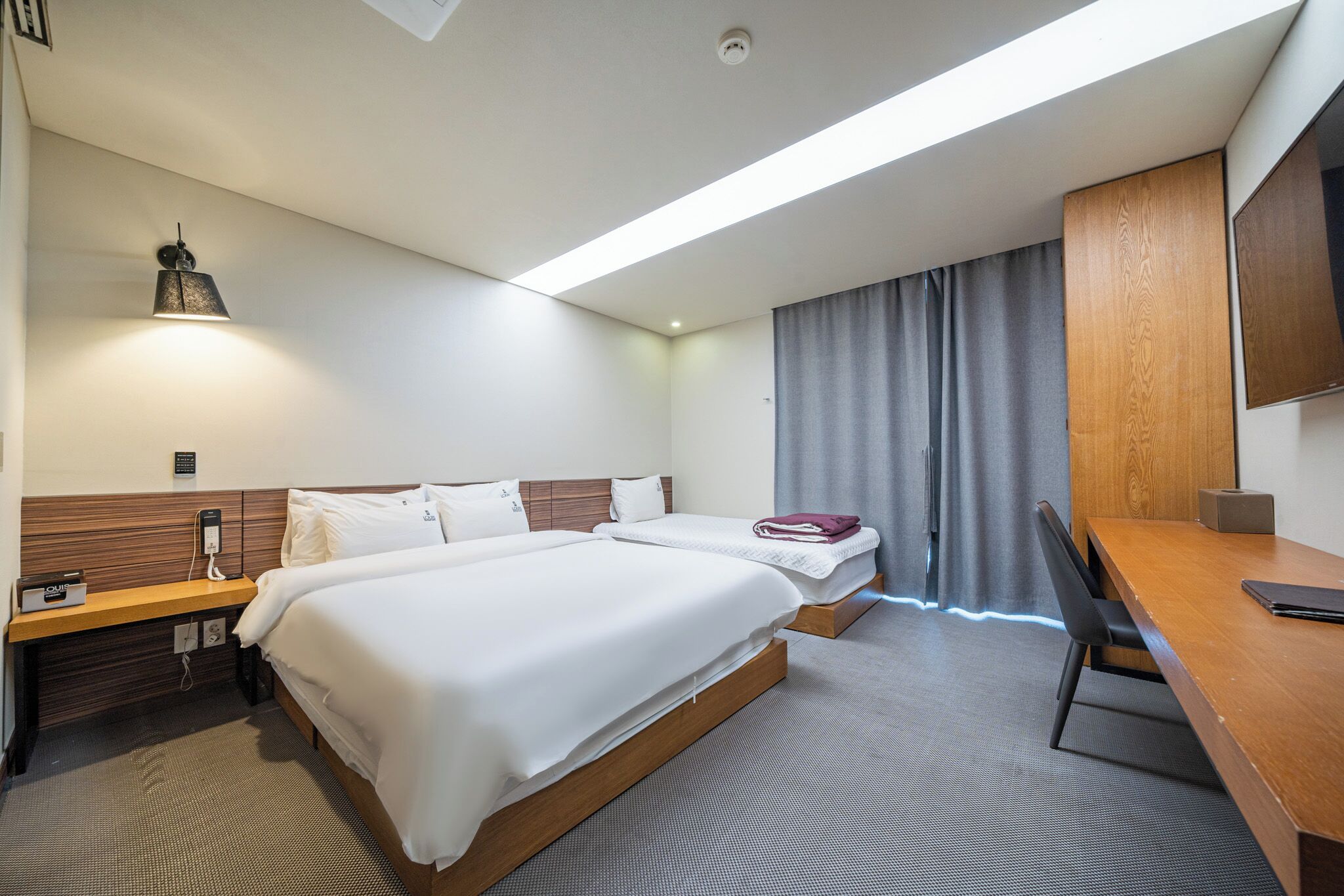 Desk, soundproofing, free WiFi, bed sheets