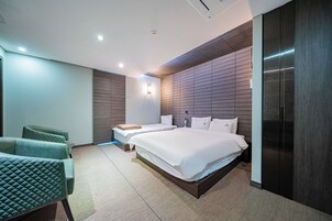 VIP Pool Terrace | Desk, soundproofing, WiFi (free), bed sheets