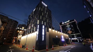 Front of property โ evening/night