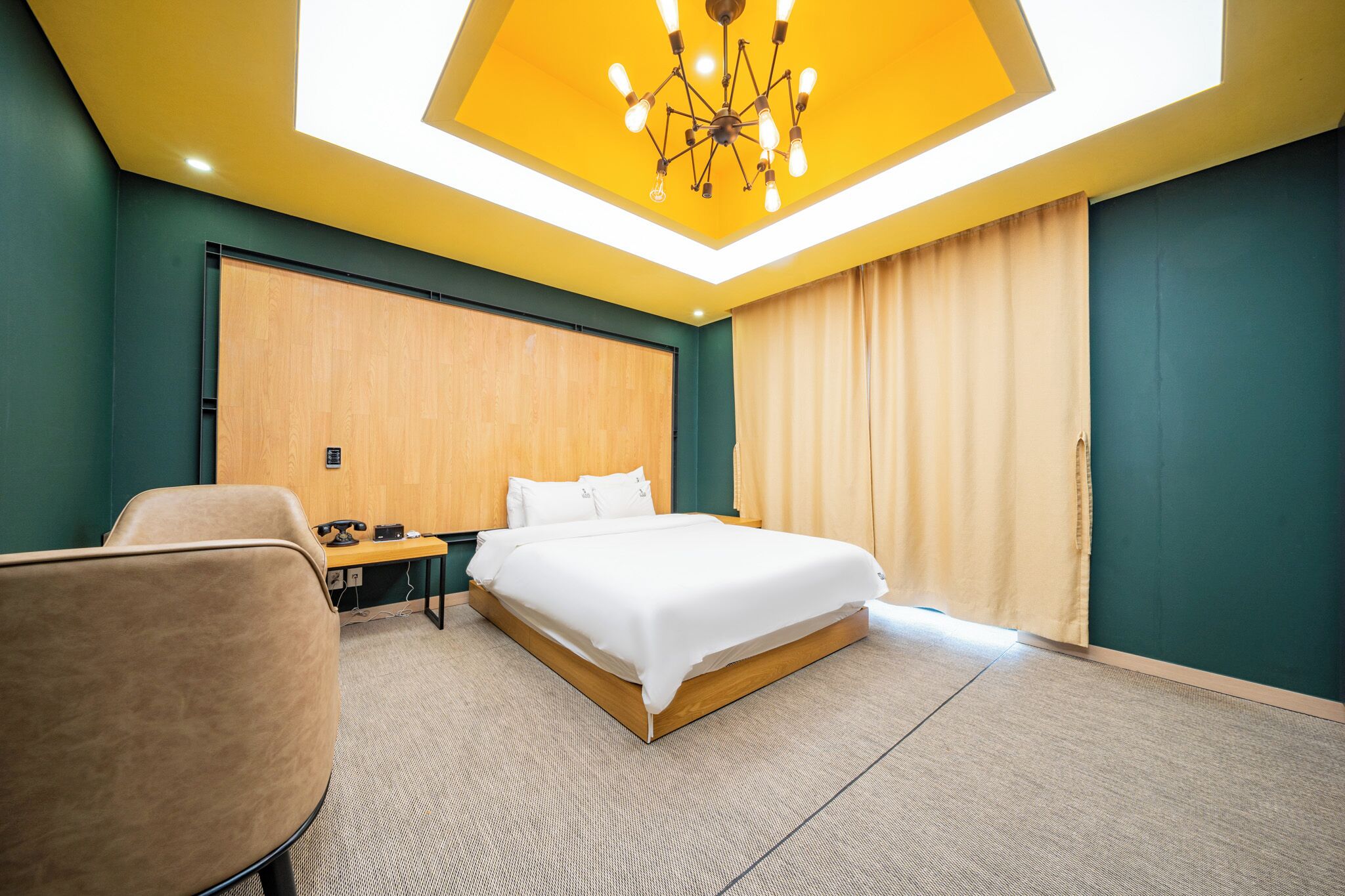 Desk, soundproofing, free WiFi, bed sheets