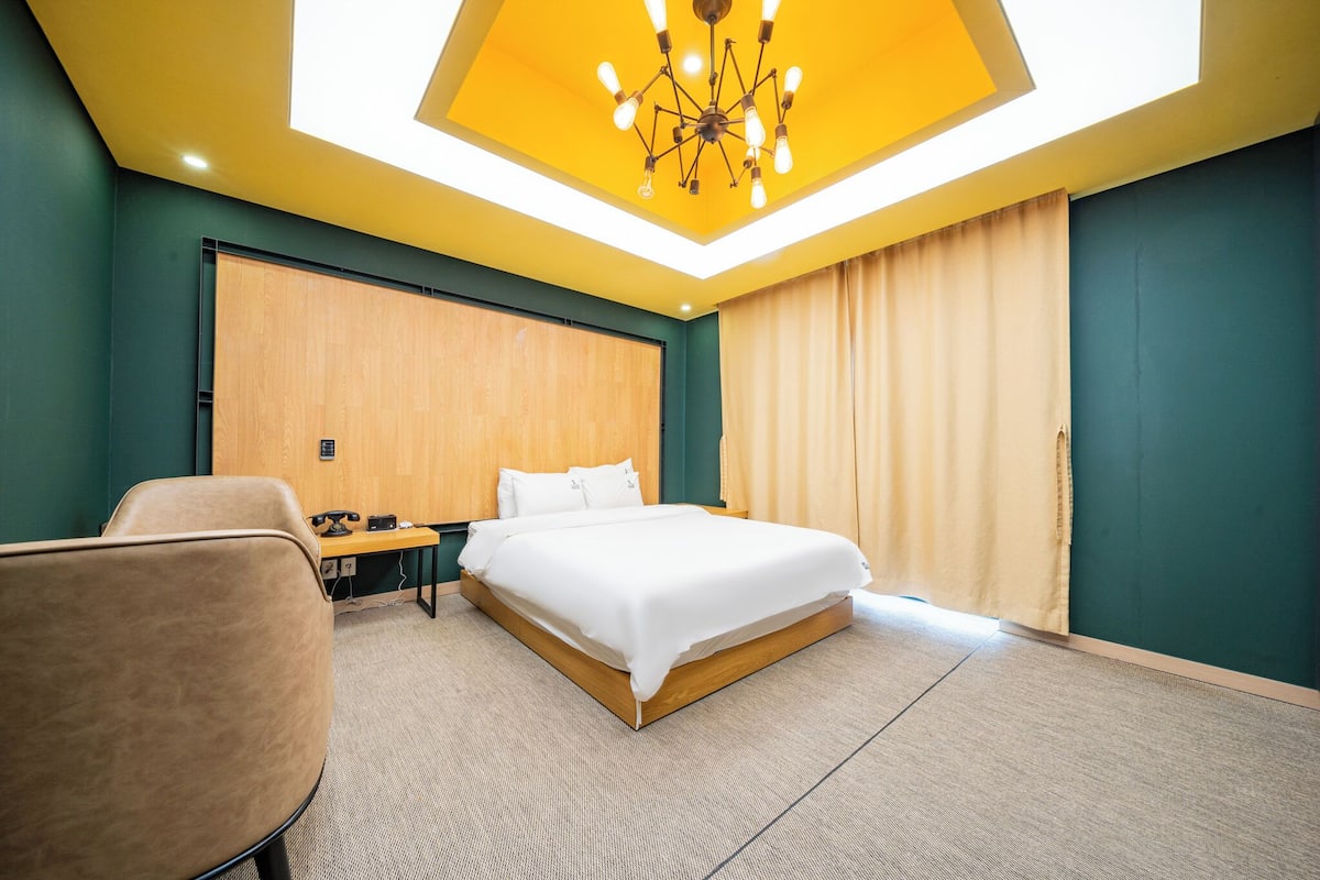 Desk, soundproofing, free WiFi, bed sheets