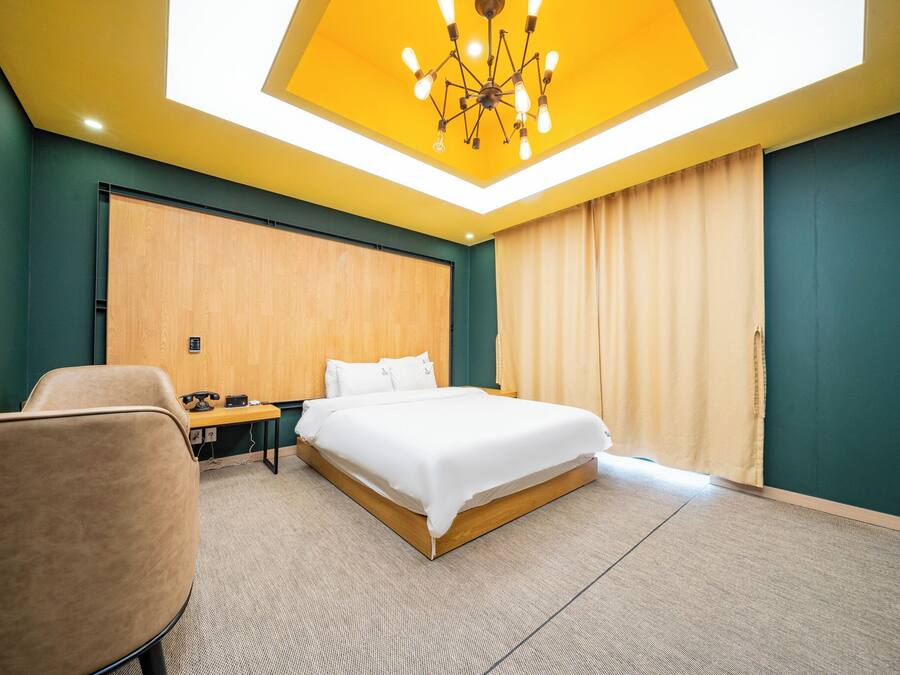 Room (VIP) | Desk, soundproofing, free WiFi, bed sheets