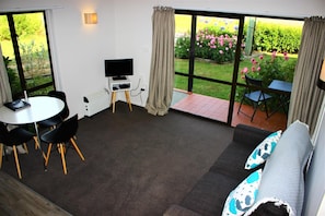 Flat-screen TV - Duvauchelle Seaside Motel (Duvauchelle)