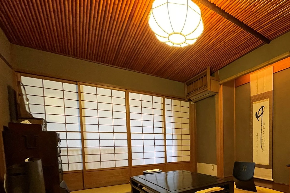 Economy Single Room, Non Smoking, City View | Peti besi dalam bilik, meja, Wi-fi percuma, cadar katil 